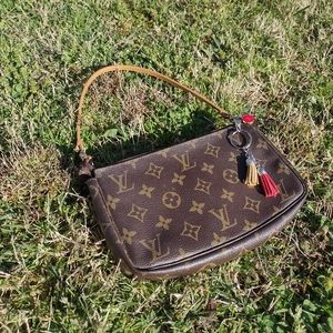 Authentic Louis Vuitton Pochette purse bag crossbody strap and chain included